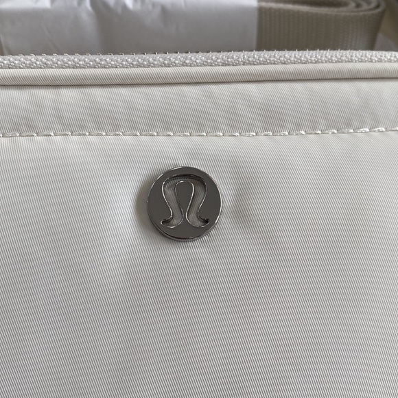 ❤️ Lululemon Crossbody Camera Bag 2L in White Opal NWT - Picture 2 of 9